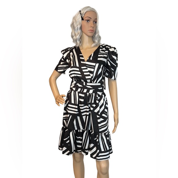 Karl Lagerfeld NWT Size 2 Black White Short Sleeve Ruffle Hem Mini Dress  (0483) - Picture 2 of 14